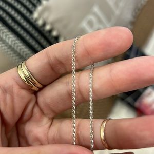 Silver necklace. (Unisex)